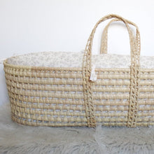 Charger l'image dans la galerie, Couffin "Louison" en double gaze de coton BIO écru à fleurs beige.