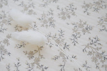 Charger l'image dans la galerie, Couffin "Louison" en double gaze de coton BIO écru à fleurs beige.