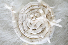 Charger l'image dans la galerie, Tour de couffin "Eglantine" en double gaze de coton BIO écru / blanc cassé.