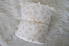 Charger l'image dans la galerie, Tour de couffin "Eglantine" en double gaze de coton BIO écru / blanc cassé.