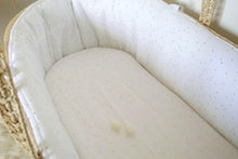 Charger l'image dans la galerie, Tour de couffin bébé en double gaze de coton blanc à pois dorés.