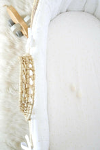 Charger l&#39;image dans la galerie, Couffin tressé artisanalement et son trousseau complet en double gaze de coton blanc à pois dorés.
