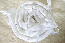 Charger l'image dans la galerie, Tour de couffin bébé en double gaze de coton blanc à pois dorés.