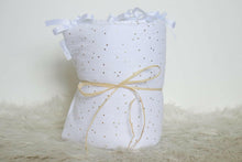 Charger l'image dans la galerie, Tour de couffin bébé en double gaze de coton blanc à pois dorés.