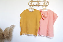Charger l'image dans la galerie, Poncho de bain en double gaze de coton à pompons rose bohème - Serviette sortie de bain à capuche personnalisée au prénom de bébé.
