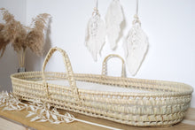 Charger l'image dans la galerie, Panier à langer pour bébé + matelas et drap housse en double gaze de coton BIO écru | Panier pour le change de bébé en fibres naturelles.