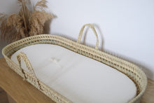 Charger l'image dans la galerie, Panier à langer pour bébé + matelas et drap housse en double gaze BIO blanc cassé | Panier pour le change de bébé en fibres naturelles.
