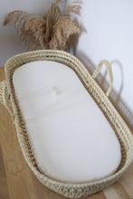 Charger l'image dans la galerie, Panier à langer pour bébé + matelas et drap housse en double gaze BIO blanc cassé | Panier pour le change de bébé en fibres naturelles.