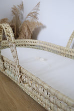 Charger l'image dans la galerie, Panier à langer pour bébé + matelas et drap housse en double gaze BIO blanc cassé | Panier pour le change de bébé en fibres naturelles.