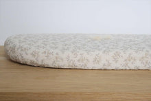 Charger l'image dans la galerie, Panier à langer pour bébé + matelas + drap housse double gaze de coton BIO "Louison" | Panier change de bébé en fibres naturelles et cuir.