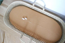 Charger l'image dans la galerie, Panier à langer pour bébé + matelas et drap housse en double gaze de coton BIO camel | Panier pour le change de bébé en fibres naturelles.