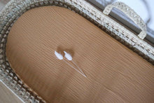 Charger l'image dans la galerie, Panier à langer pour bébé + matelas et drap housse en double gaze de coton BIO camel | Panier pour le change de bébé en fibres naturelles.