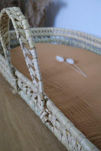 Charger l'image dans la galerie, Panier à langer pour bébé + matelas et drap housse en double gaze de coton BIO camel | Panier pour le change de bébé en fibres naturelles.