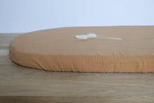 Charger l'image dans la galerie, Panier à langer pour bébé + matelas et drap housse en double gaze de coton BIO camel | Panier pour le change de bébé en fibres naturelles.