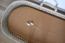 Charger l'image dans la galerie, Panier à langer pour bébé + matelas et drap housse en double gaze de coton BIO camel | Panier pour le change de bébé en fibres naturelles.