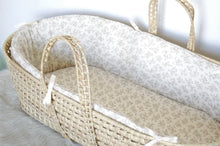 Charger l'image dans la galerie, Couffin "Louison" en double gaze de coton BIO écru à fleurs beige.