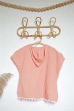 Charger l'image dans la galerie, Poncho de bain / plage en double gaze de coton à pompons bohème rose ou moutarde.