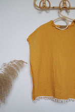 Charger l'image dans la galerie, Poncho de bain en double gaze de coton à pompons rose bohème - Serviette sortie de bain à capuche personnalisée au prénom de bébé.