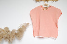 Charger l'image dans la galerie, Poncho de bain / plage en double gaze de coton à pompons bohème rose et blanc