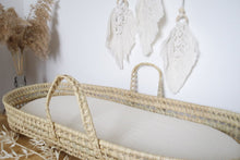 Charger l'image dans la galerie, Panier à langer pour bébé + matelas et drap housse en double gaze de coton BIO écru | Panier pour le change de bébé en fibres naturelles.
