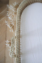Charger l'image dans la galerie, Panier à langer pour bébé + matelas et drap housse en double gaze de coton BIO écru | Panier pour le change de bébé en fibres naturelles.
