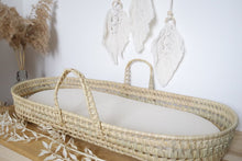 Charger l'image dans la galerie, Panier à langer pour bébé + matelas et drap housse en double gaze de coton BIO écru | Panier pour le change de bébé en fibres naturelles.