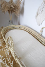 Charger l'image dans la galerie, Panier à langer pour bébé + matelas et drap housse en double gaze de coton BIO écru | Panier pour le change de bébé en fibres naturelles.