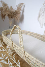 Charger l'image dans la galerie, Panier à langer pour bébé + matelas et drap housse en double gaze de coton BIO écru | Panier pour le change de bébé en fibres naturelles.