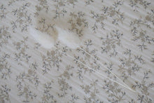 Charger l'image dans la galerie, Panier à langer pour bébé + matelas + drap housse double gaze de coton BIO "Louison" | Panier change de bébé en fibres naturelles et cuir.