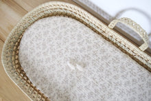 Charger l'image dans la galerie, Panier à langer pour bébé + matelas + drap housse double gaze de coton BIO "Louison" | Panier change de bébé en fibres naturelles et cuir.