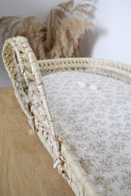 Charger l'image dans la galerie, Panier à langer pour bébé + matelas + drap housse double gaze de coton BIO "Louison" | Panier change de bébé en fibres naturelles et cuir.