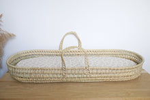 Charger l'image dans la galerie, Panier à langer pour bébé + matelas + drap housse double gaze de coton BIO "Louison" | Panier change de bébé en fibres naturelles et cuir.