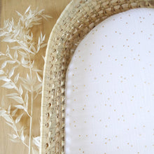 Charger l'image dans la galerie, Drap housse double gaze de coton blanc pois dorés | Panier change de bébé naturel feuilles de palmier tressées