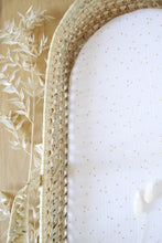 Charger l&#39;image dans la galerie, Panier à langer pour bébé + matelas + drap housse double gaze de coton blanc pois dorés | Panier change de bébé en fibres naturelles et cuir.
