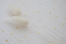 Charger l&#39;image dans la galerie, Panier à langer pour bébé + matelas + drap housse double gaze de coton blanc pois dorés | Panier change de bébé en fibres naturelles et cuir.

