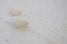 Charger l'image dans la galerie, Panier à langer pour bébé + matelas + drap housse double gaze de coton blanc pois dorés | Panier change de bébé en fibres naturelles et cuir.