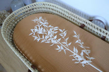 Charger l'image dans la galerie, Panier à langer pour bébé + matelas et drap housse en double gaze de coton BIO camel | Panier pour le change de bébé en fibres naturelles.