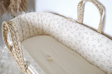 Charger l'image dans la galerie, Couffin bébé + habillage en double gaze de coton BIO "Eglantine" écru / blanc cassé.