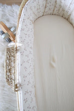 Charger l'image dans la galerie, Couffin bébé + habillage en double gaze de coton BIO "Eglantine" écru / blanc cassé.