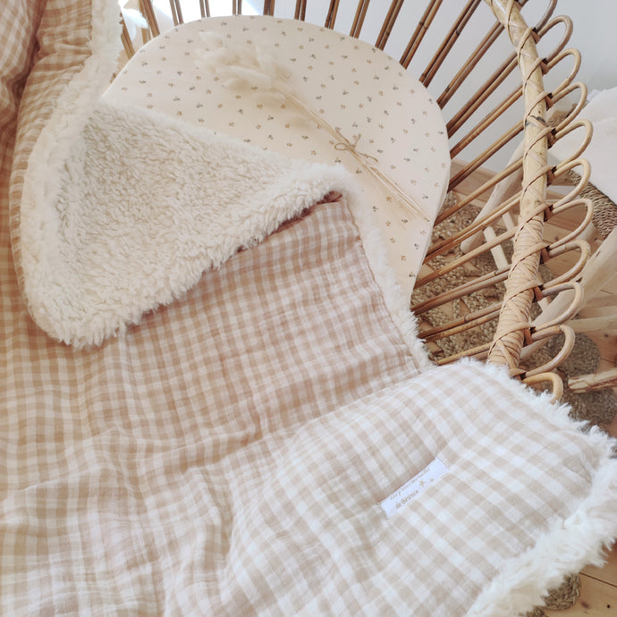 Couverture bébé naissance en double gaze de coton biologique vichy beige et blanc et fausse fourrure mouton fabriquée en France par Les p'tites Merveilles de Bérénice