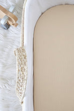 Charger l'image dans la galerie, Drap housse couffin bébé en double gaze de coton biologique café au lait / Latte Fait Main en France par Les p'tites Merveilles de Bérénice
