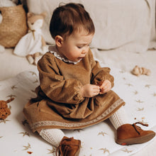 Charger l&#39;image dans la galerie, Robe bébé &quot;Margot&quot; à manches longues en velours côtelé de coton lavé praliné fabriqué en France par Les p&#39;tites Merveilles de Bérénice portée par Suzanne 14 mois
