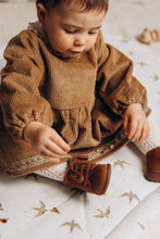 Charger l&#39;image dans la galerie, Robe bébé &quot;Margot&quot; à manches longues en velours côtelé de coton lavé praliné fabriqué en France par Les p&#39;tites Merveilles de Bérénice portée par Suzanne 14 mois
