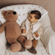 Charger l'image dans la galerie, Tapis d'éveil ou de sol pour bébé ou enfant évolutif motifs "hirondelles" en coton lavé blanc cassé et beige fabriqué en France par Bébé Bohème façon plaid de canapé
