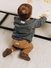 Charger l&#39;image dans la galerie, Chemise bébé garçon Matisse en double gaze de coton recyclé vichy bleu et noir écoresponsable fabriquée en France par Les p&#39;tites Merveilles de Bérénice portée par Andréa 10 mois
