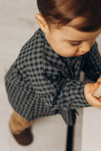 Charger l&#39;image dans la galerie, Chemise bébé garçon Matisse en double gaze de coton recyclé vichy bleu et noir écoresponsable fabriquée en France par Les p&#39;tites Merveilles de Bérénice portée par Andréa 10 mois
