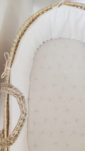 Charger l&#39;image dans la galerie, Couffin bébé osier et habillage double gaze de coton BIO blanc fleurs de coton dorées  | Made in France - Les p&#39;tites Merveilles de Bérénice
