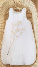 Charger l&#39;image dans la galerie, Gigoteuse 0-3 mois &quot;broderie anglaise&quot; double gaze de coton blanc - Fait Main en France | Les p&#39;tites Merveilles de Bérénice
