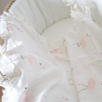 Couverture légère d'été emmaillotage bébé "flamants roses" en double gaze de bambou et coton blanc à frange