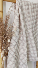 Charger l&#39;image dans la galerie, Grand lange bébé à carreaux tons beiges en double gaze de coton 100 x 100 cm Fait Main en France - Les p&#39;tites Merveilles de Bérénice
